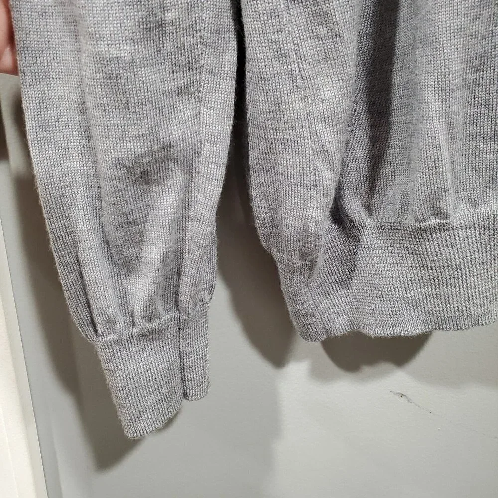 J Crew Men’s 100% Merino Wool V-Neck Gray Sweater Long-Sleeved Knit Size Medium